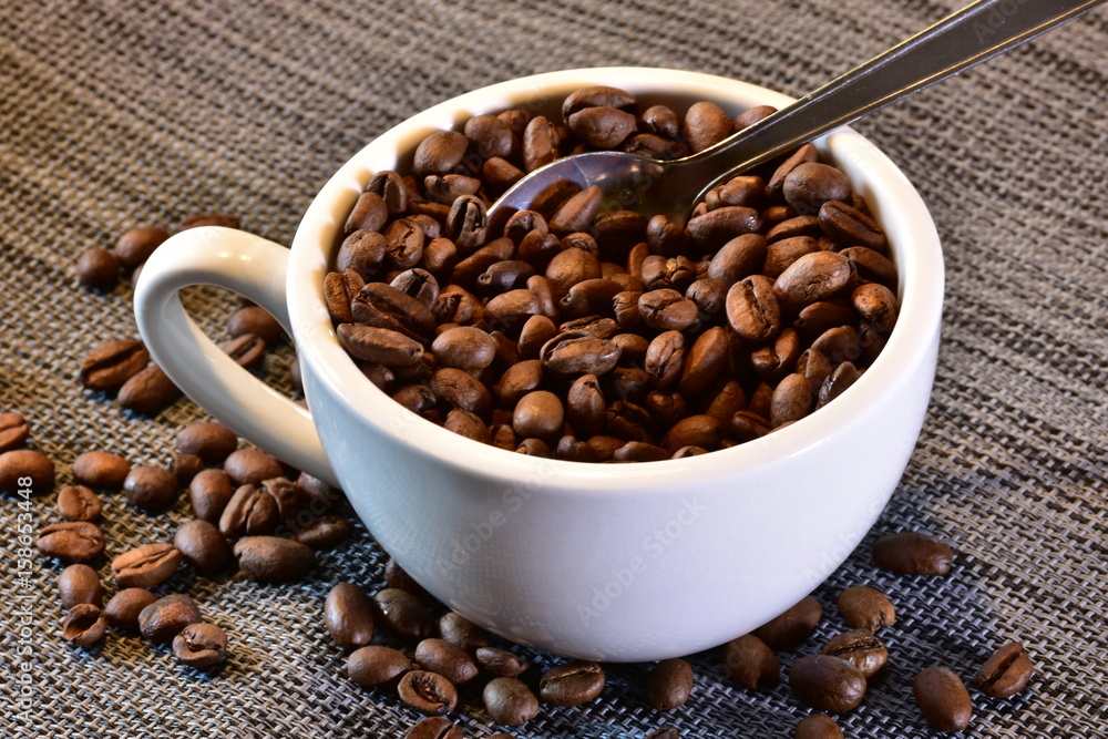 Fototapeta premium Kaffeebohnen in der Kaffeetasse