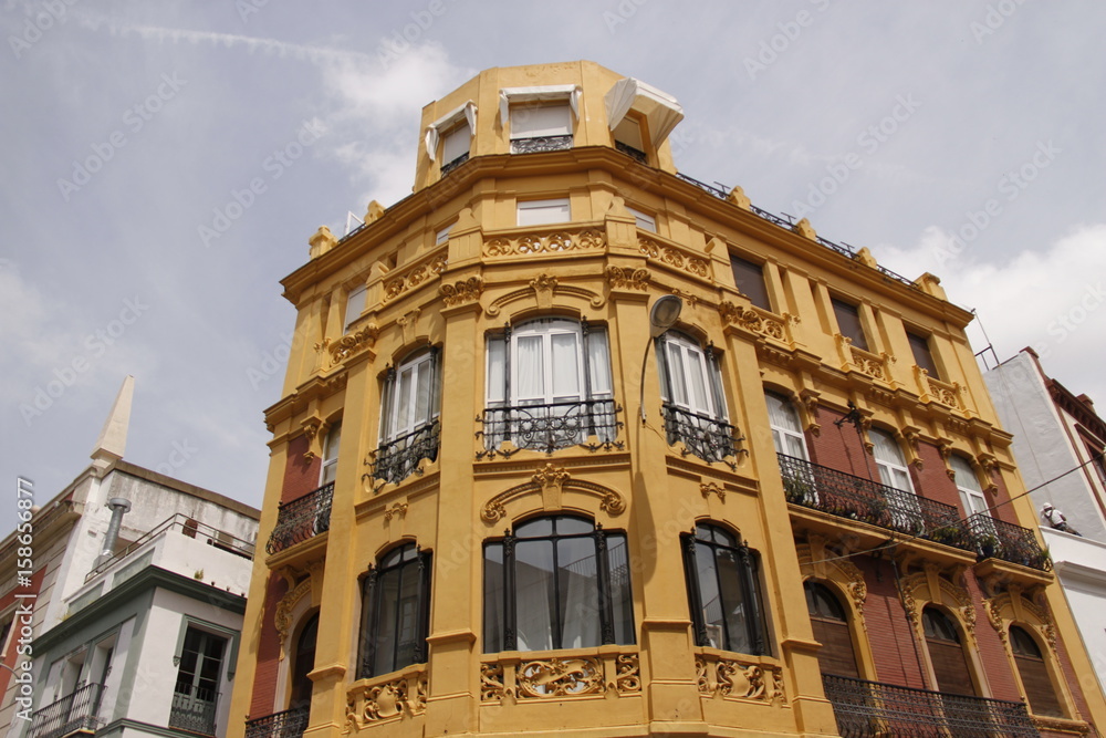 Immeuble jaune à Séville, Espagne