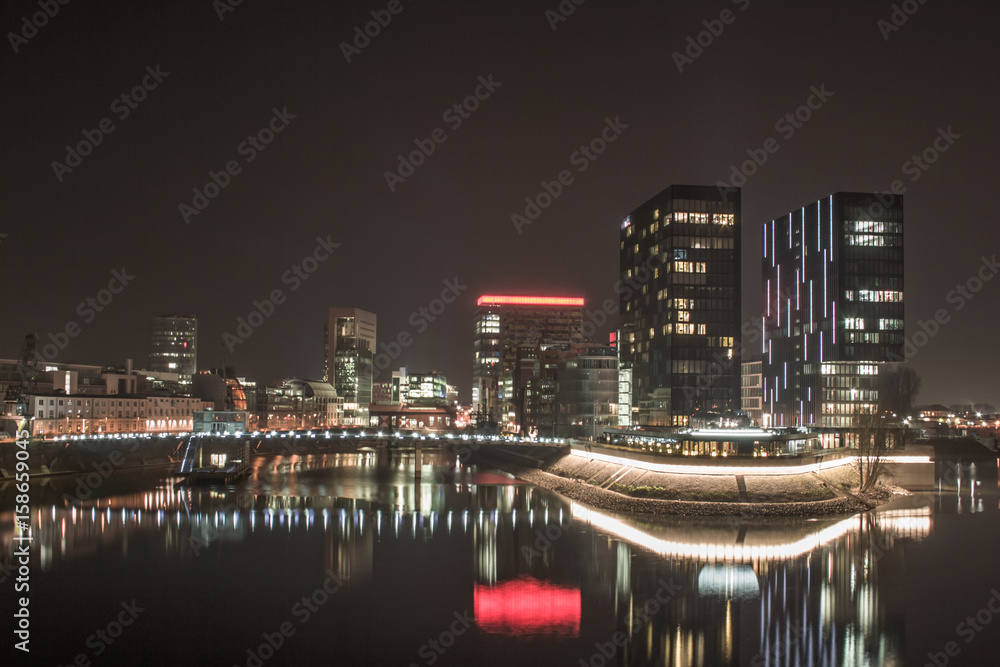 Obraz premium Medienhafen Düsseldorf bei Nacht