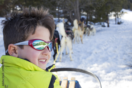 Niño en trineo de perros