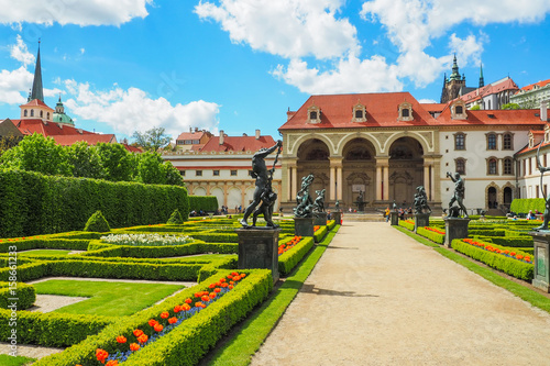Quadro su tela View of the Baroque Wallenstein Palace in Malá Strana, Prague, currently the home of the Czech Senate and its french garden in spring