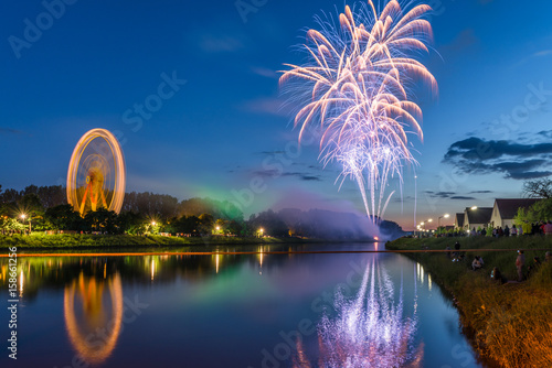 Feuerwerk bei der Maidult mit Riesenrad in Regensburg