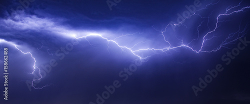 Fotografia beautiul and dramatic lightning in sky