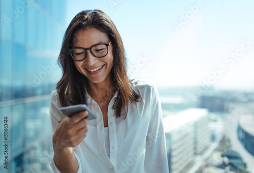 Quadro em tela Closeup shot of businesswoman talking over mobile phone.