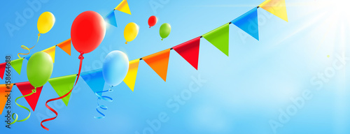Bunte fliegende Luftballons mit Girlanden und sonnigem Himmel - Banner mit Textfreiraum