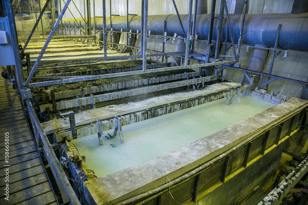 Foto Galvanizing in etching acid containers in galvanic workshop