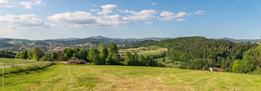 Panorama von Grafenau im Bayerischen Wald mit den Bergen kleinem und großem Rachel und dem Berg Lusen 