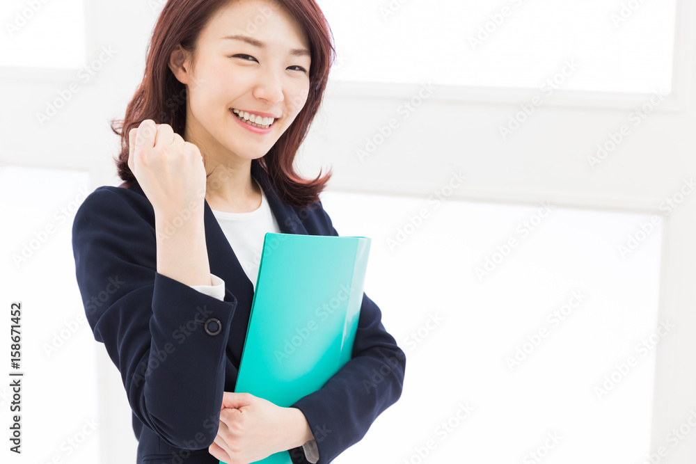 ファイルを持つ女性　ビジネス