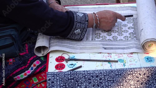 Hmong hilltribe draws pattern.