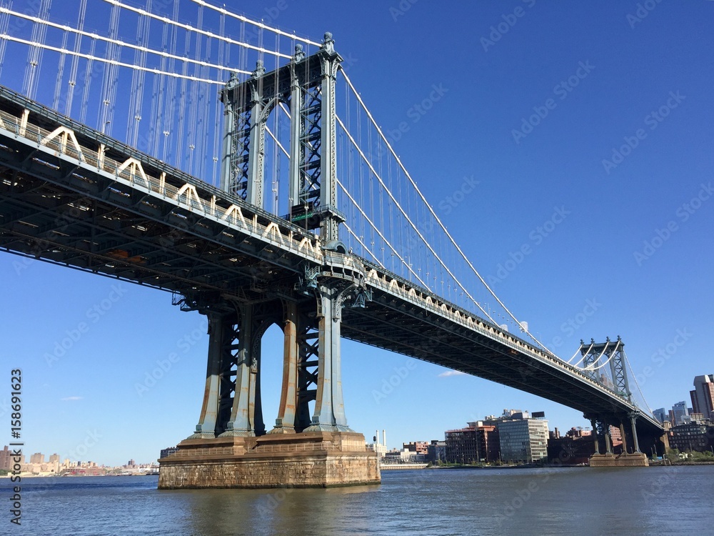 Naklejka premium Manhattan bridge over East river