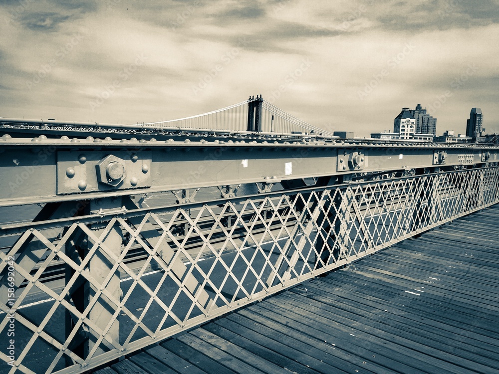 Obraz premium Fence and walkway at Brooklyn bridge and Manhattan bridge in vintage style