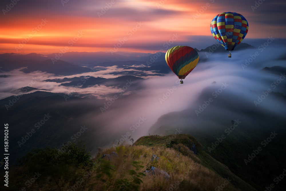 Fototapete  - Heißluftballon über Pha Tang Hill mit wunderschönem Blick auf die Berge und Nebel am Morgen, Chiang Rai, Thailand #158700245