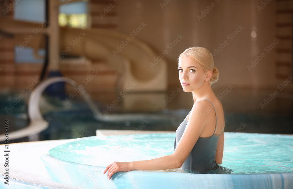 Obraz premium Beautiful girl in jacuzzi