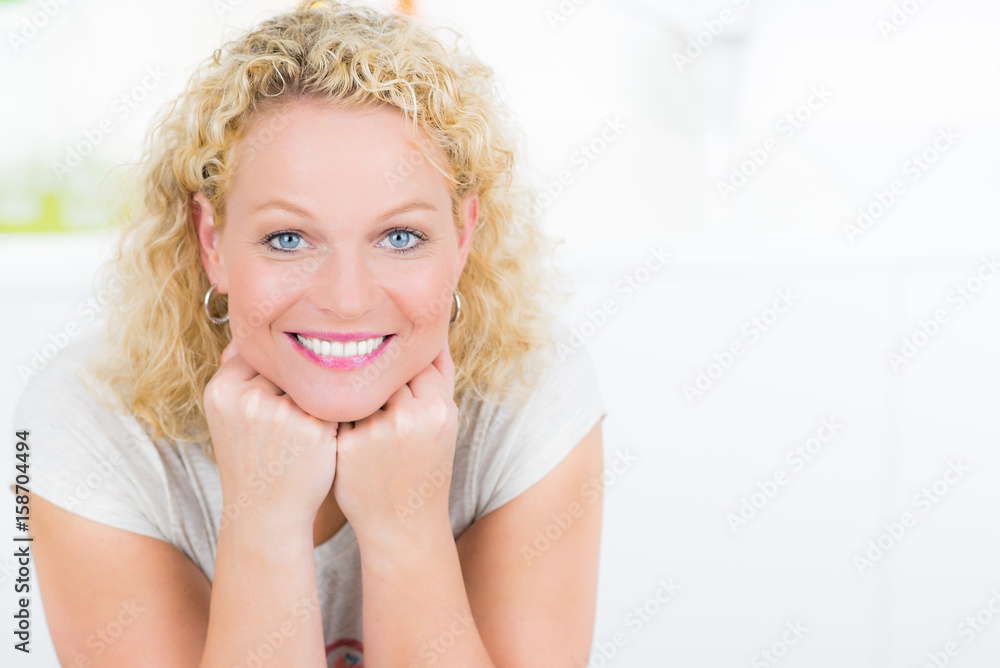 Glückliche blonde Hausfrau