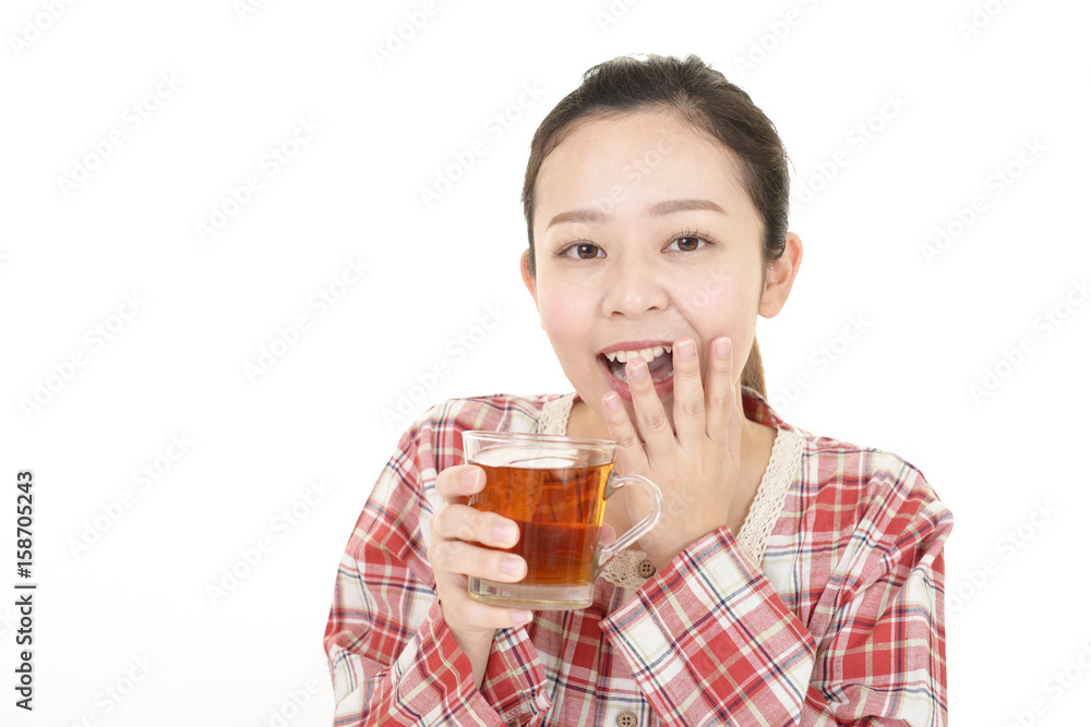 紅茶を飲み寛ぐ女性 紅茶を飲み寛ぐ女性