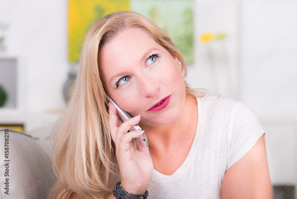 frau telefoniert mit smartphone und liegt auf couch frau telefoniert mit smartphone und liegt auf couch