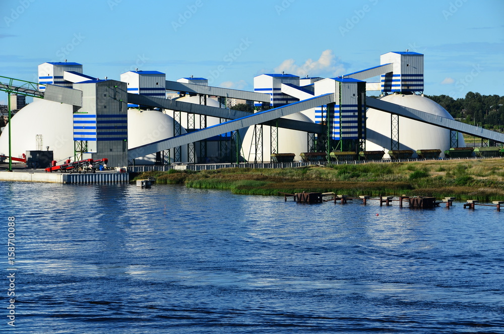 usine en bord de fleuve