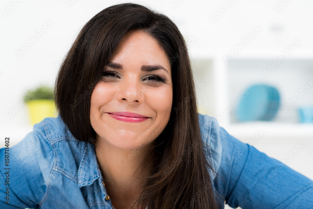 Glückliche junge Frau Glückliche junge Frau
