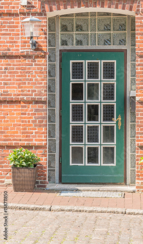 Alte grüne Haustür mit Glas