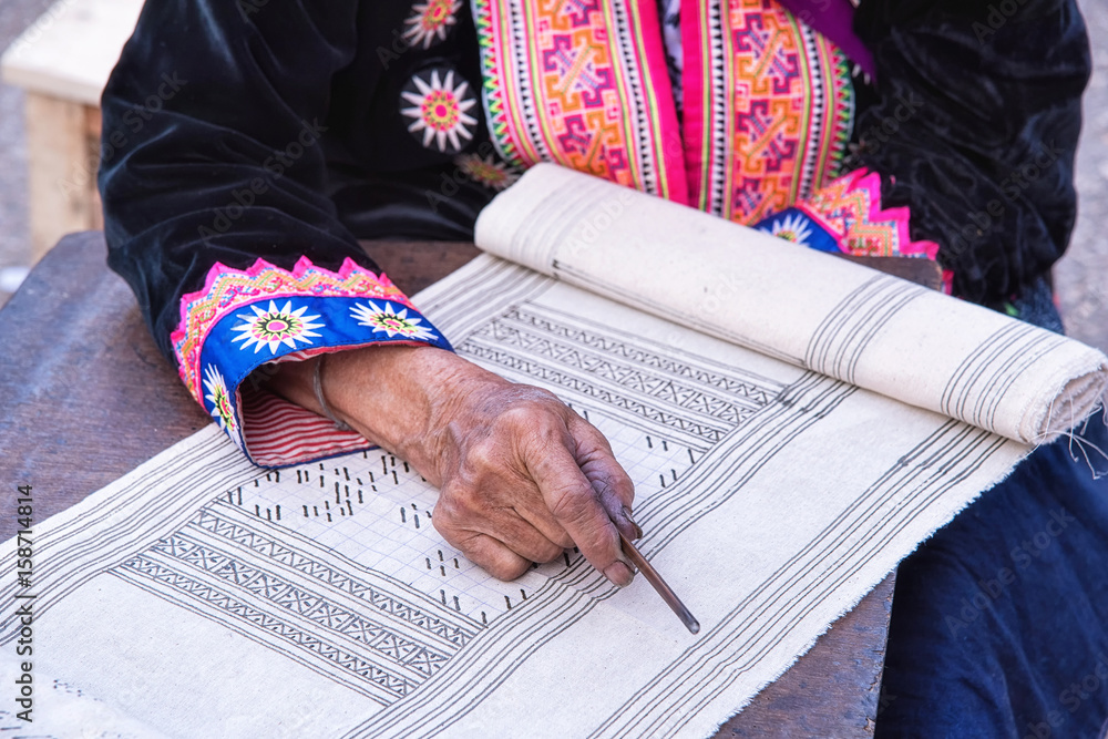Naklejka premium Hmong hilltribe draws pattern