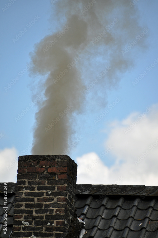 qualmender Schornstein auf dem Dach Stock-Foto | Adobe Stock