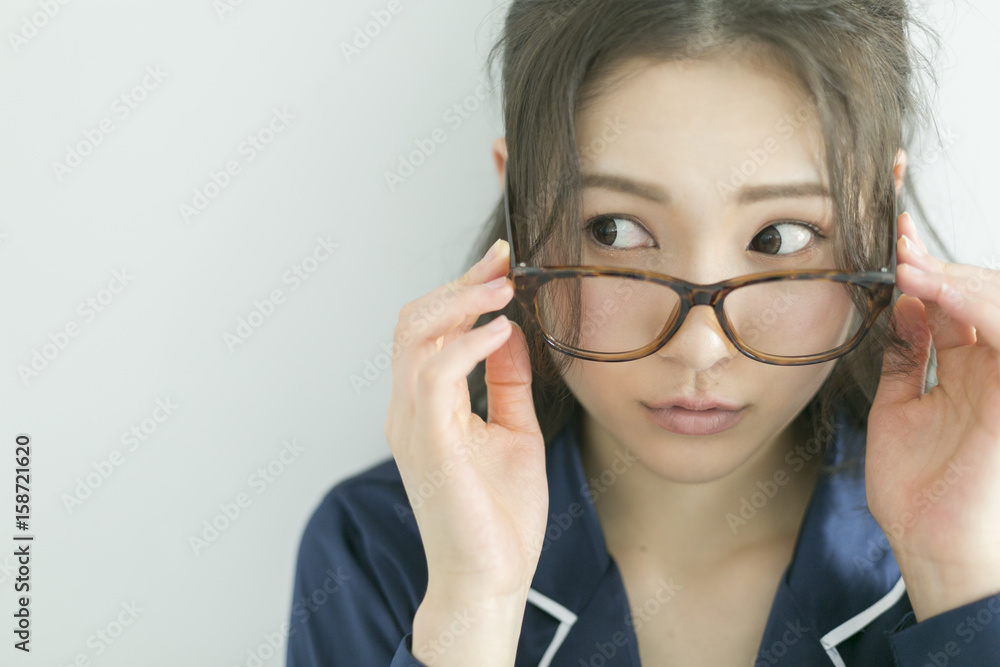 メガネをかけたパジャマの女性 メガネをかけたパジャマの女性