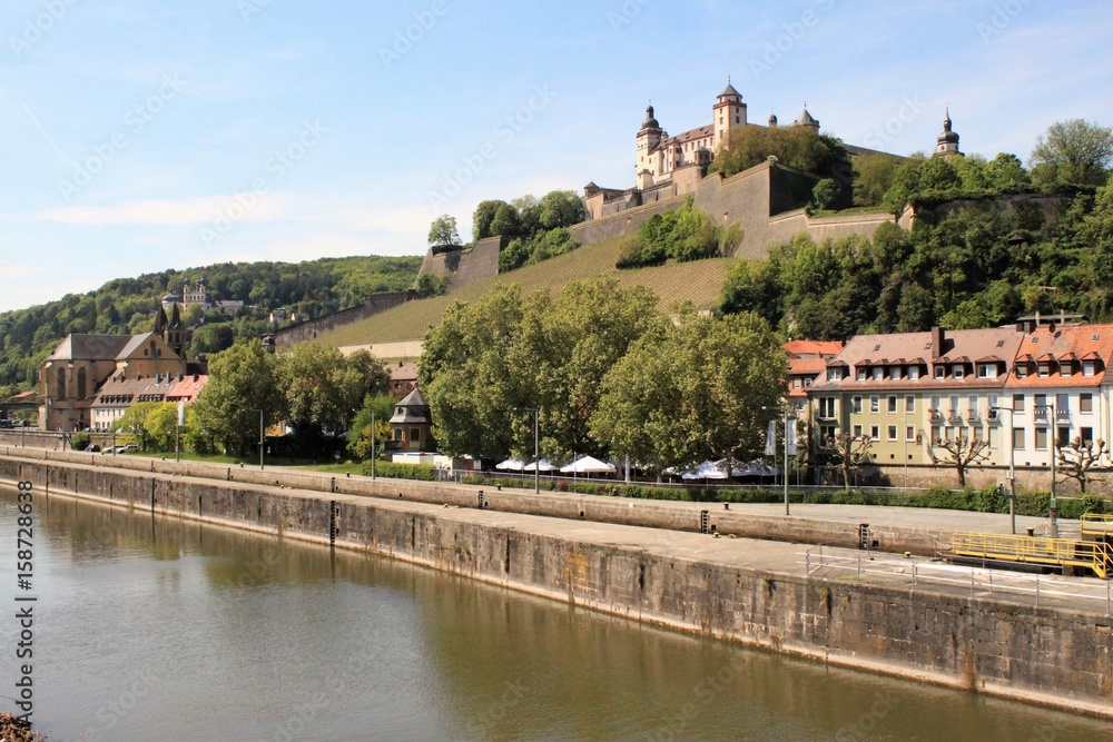 Würzburg, Blick von der Alten Mainbrücke zur Festung Marienberg