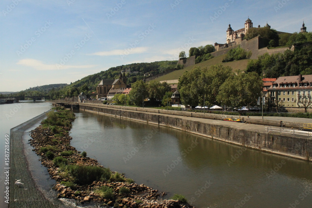 Würzburg, Blick von der Alten Mainbrücke zur Festung Marienberg