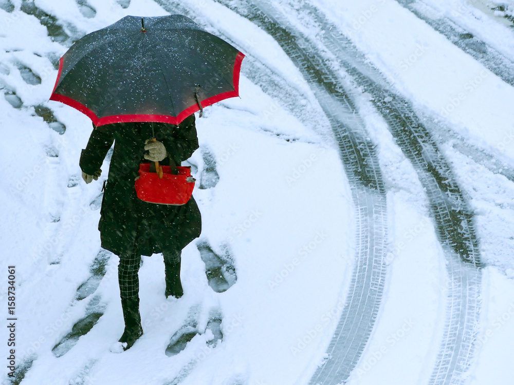 雪道の轍を歩く女性 Stock 写真 Adobe Stock