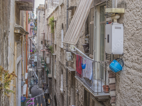 Vicoli di Forcella nel centro storico della città di Napoli. Questo quartiere è lo scenario del primo episodio di Ieri, oggi, domani di Vittorio De Sica. photo