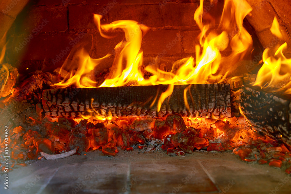 Obraz premium Glimpse wood fire oven before the pizza comes in