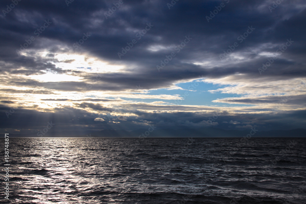 Obraz premium Sun rays at sunset.