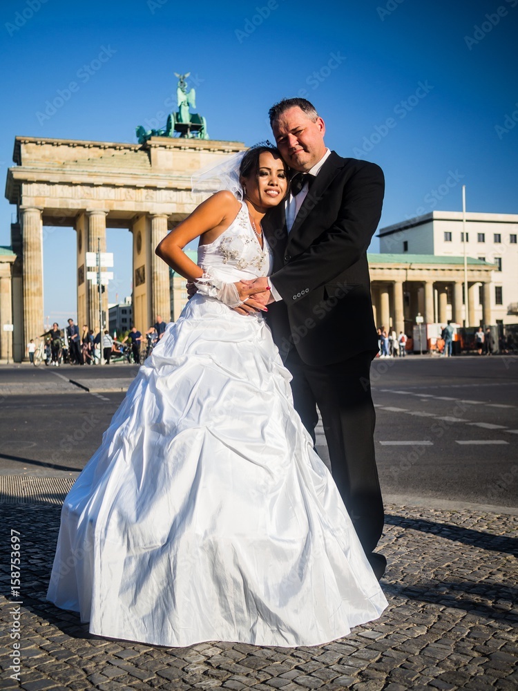 Obraz premium Newlywed couple at Brandenburger Gate, Germany
