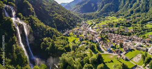 Cascate dell'Acqua Fraggia a Borgonuovo - Valchiavenna (IT) - Vista aerea panoramica