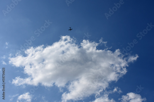 飛行機と青空と雲