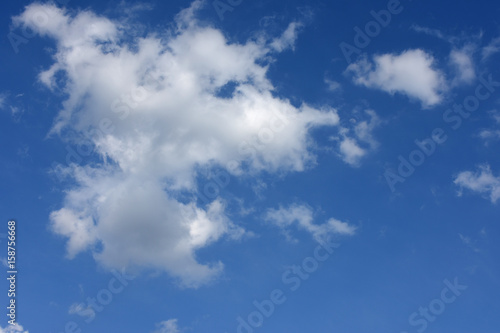 青空と不思議な雲「空想・雲のモンスター」愛嬌、面白い、おどけた、わくわくなどのイメージ