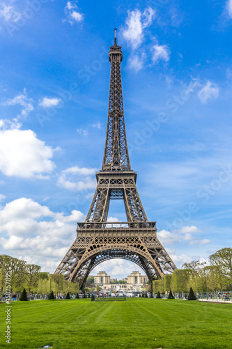 Eiffel Tower in Paris France © Thitiphan