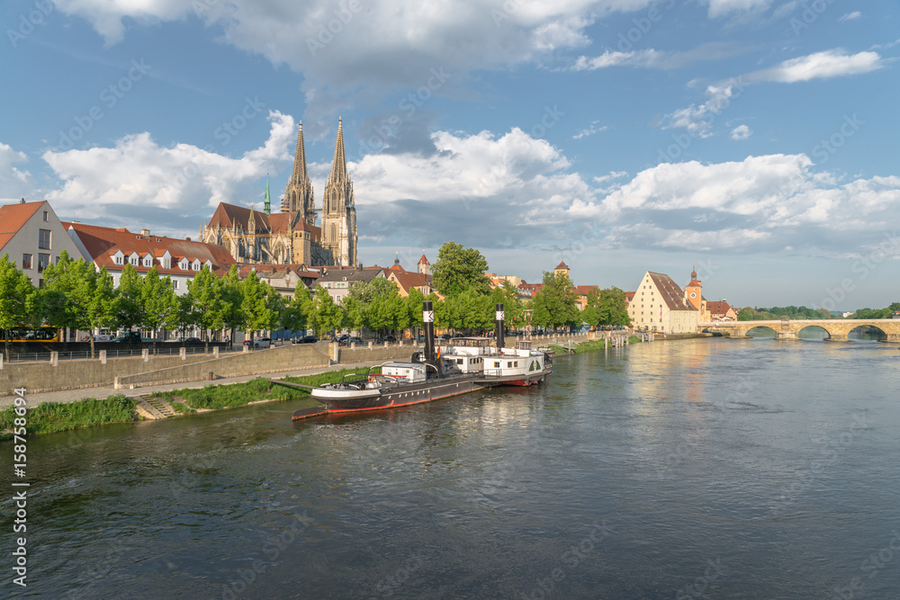 Regensburg im morgen Licht an einem Sommertag mit Promenade und Dom und Steinerne Brücke