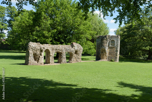 Fotografi Ruined wall and dovecote of medieval abbey in Bury St Edmunds