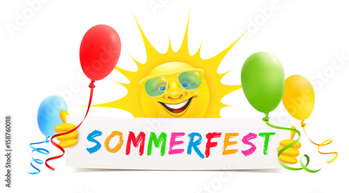 Sommerfest - Fröhliche Sonne mit Sonnenbrille und bunten Luftballons hält Banner
