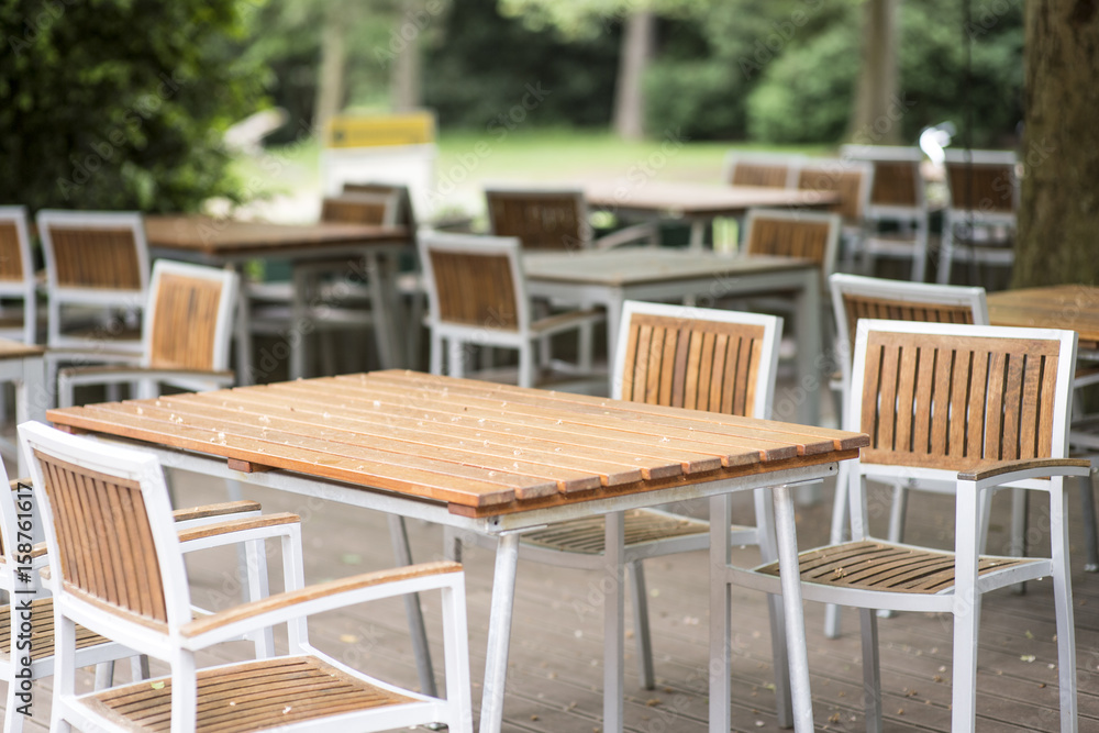 Gartenmöbel bzw. Tisch und Stühle im Biergarten Gartenmöbel bzw. Tisch und Stühle im Biergarten