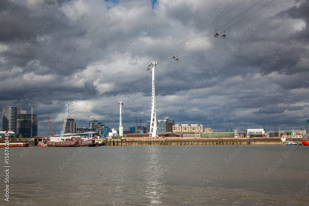 Fototapeta premium LONDON/UK - MAY 20 : Emirates Air Line cable car in North Greenwich