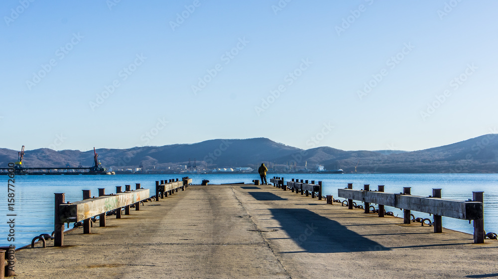 Obraz premium Navy pier in the settlement Wrangel Primorsky Krai in a cold winter day
