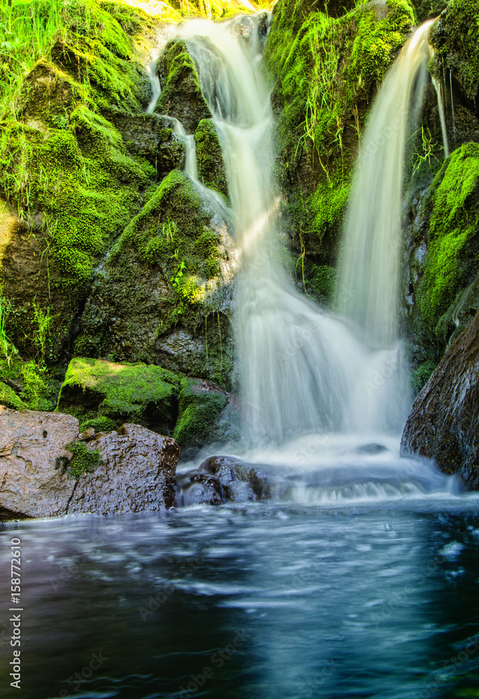 Obraz premium Waterfall on the mountains