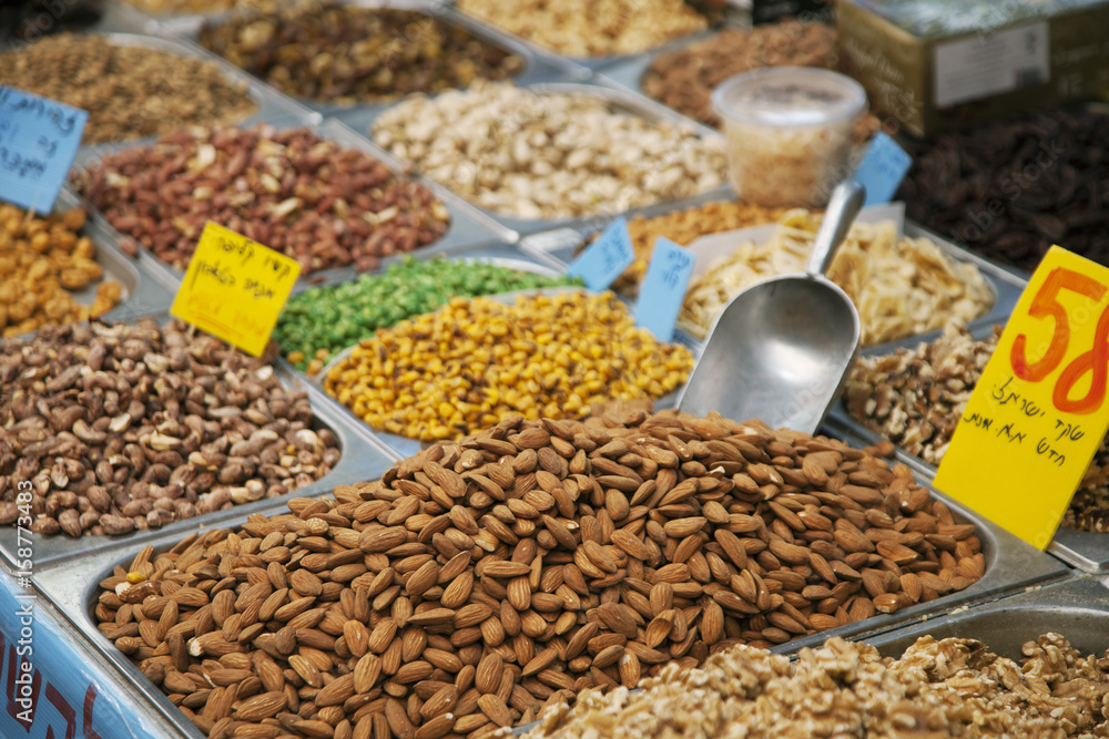 Obraz premium Dry nuts on the market in Jerusalem, Israel