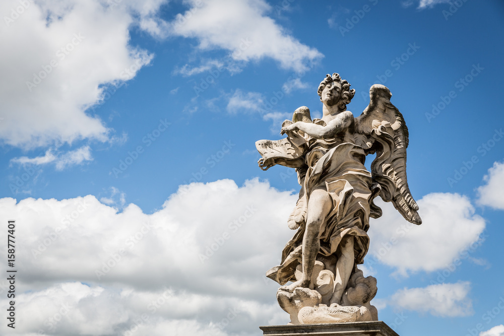 Engelsstatue mit blauem Himmel in Rom