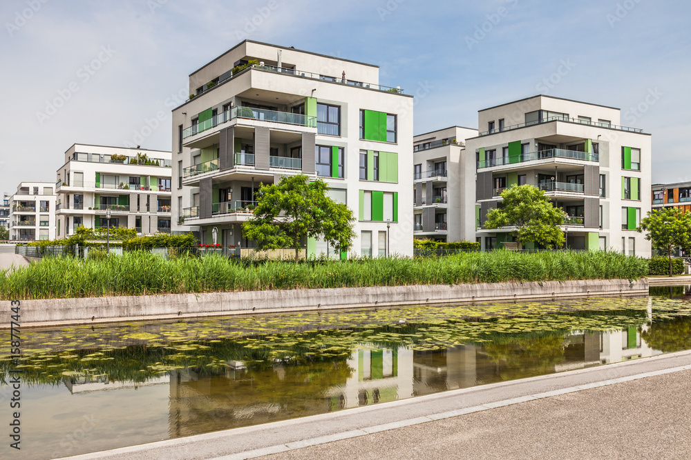 Moderne Neubausiedlung am Wasser Moderne Neubausiedlung am Wasser