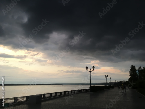 Темные дождевые тучи над набережной города   © karnaval2018