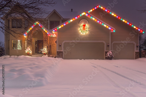 Obraz na płótnie Winter Home with Holiday Lights and Tracks w salonie