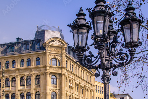 Altbau und historische Laterne